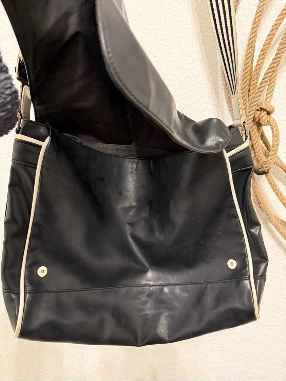 ★ VTG LACOSTE BLACK MESSENGER BAG ★